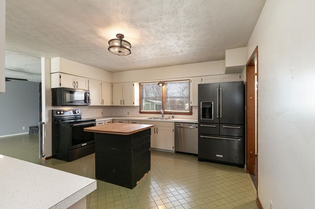 8249 W Spruce Lane, Springfield, MO 65802