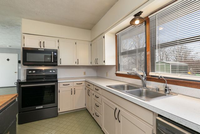 8249 W Spruce Lane, Springfield, MO 65802