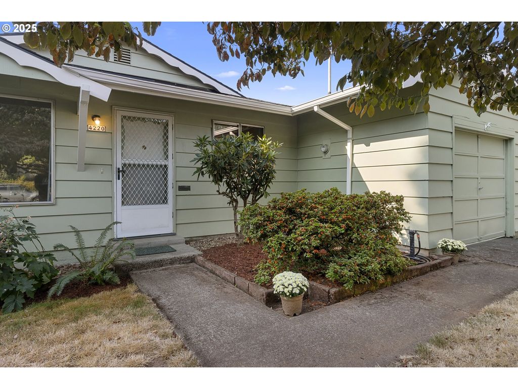 4220 Se ELLIS St, Portland, OR 97206
