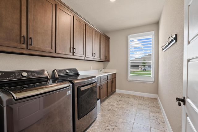180 Waterview Drive, Gunter, TX 75058
