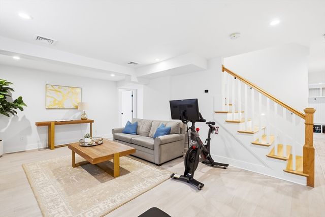 115 Oxford Rd, Newton, MA 02459