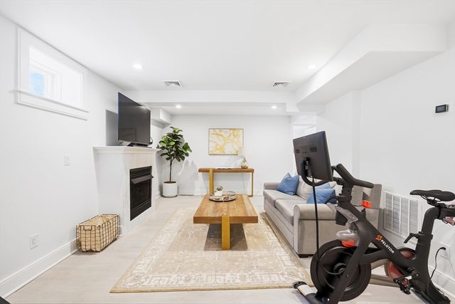 115 Oxford Rd, Newton, MA 02459