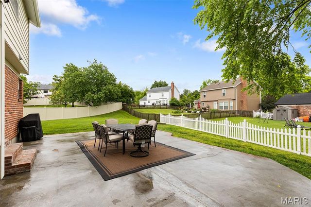2806 Buckfield Court, Oakville, MO 63129