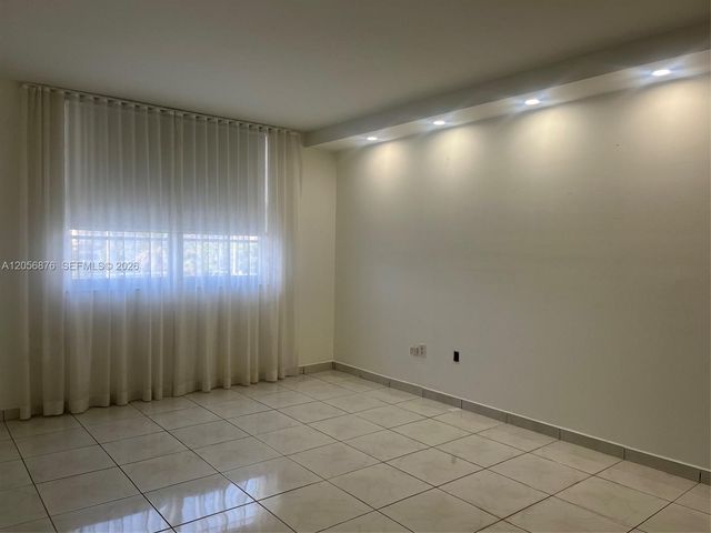 300 Bayview Dr 207, Sunny Isles Beach, FL 33160