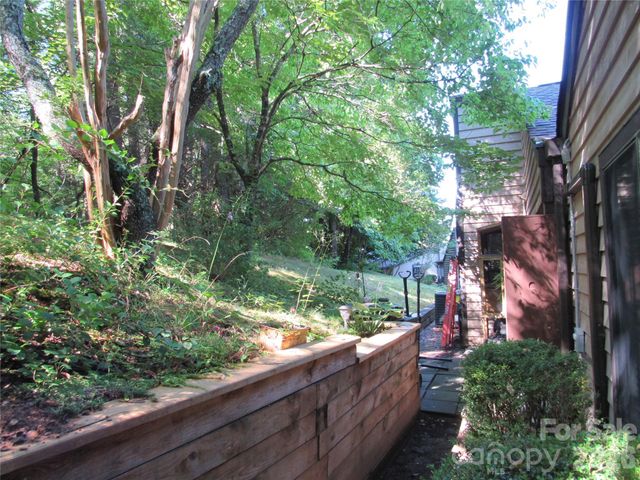 6 Woodlands Drive, Black Mountain, NC 28711