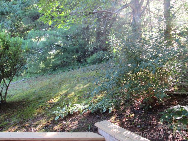 6 Woodlands Drive, Black Mountain, NC 28711