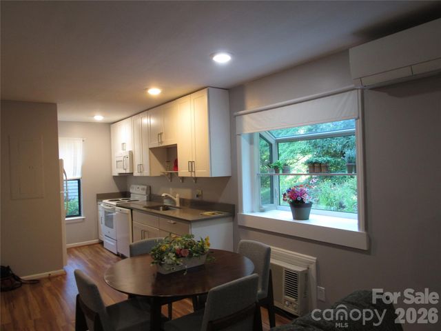 6 Woodlands Drive, Black Mountain, NC 28711