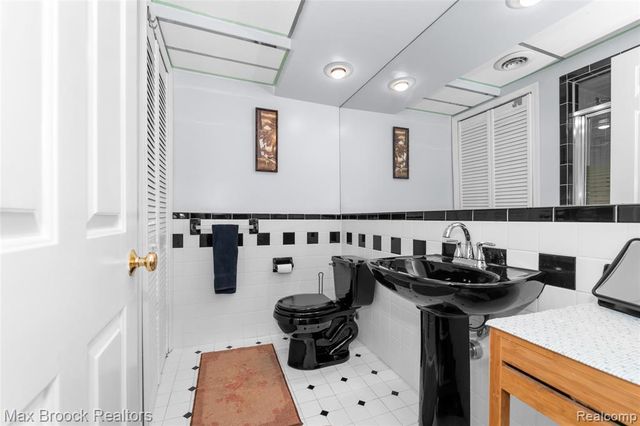 23775 Riverview Drive, Southfield, MI 48034