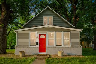 329 E Creston Avenue, Des Moines, IA 50315