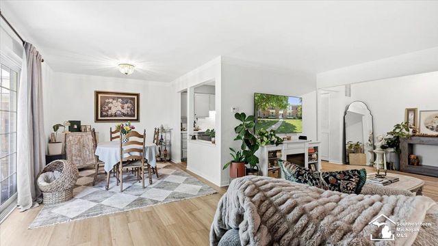 490 Fox Hills Drive, Bloomfield Twp, MI 48304