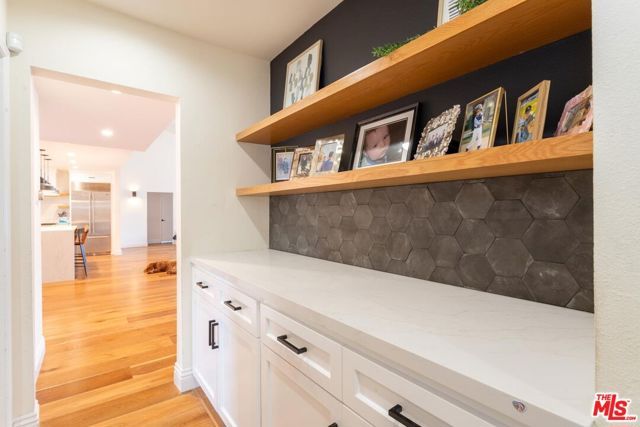 23721 Mariano Street, Woodland Hills (los Angeles), CA 91367