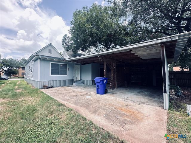 207 Schrimsher Street, Yoakum, TX 77995