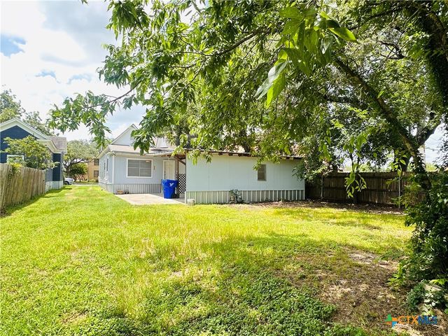 207 Schrimsher Street, Yoakum, TX 77995