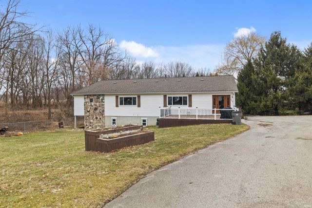 117 Woodruff Road, Wolcottville, IN 46795