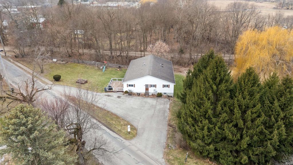 117 Woodruff Road, Wolcottville, IN 46795