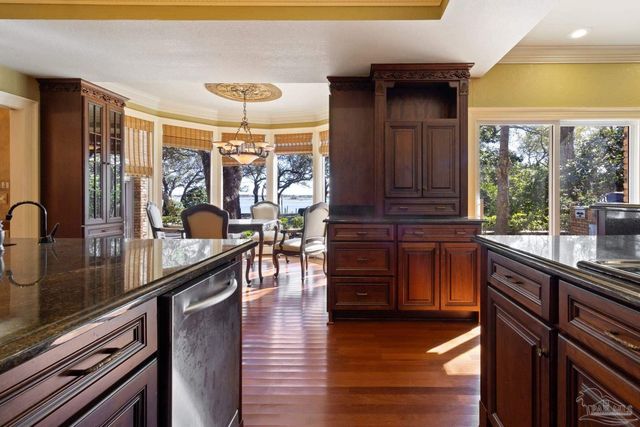 721 W Miracle Strip Pkwy, Mary Esther, FL 32569