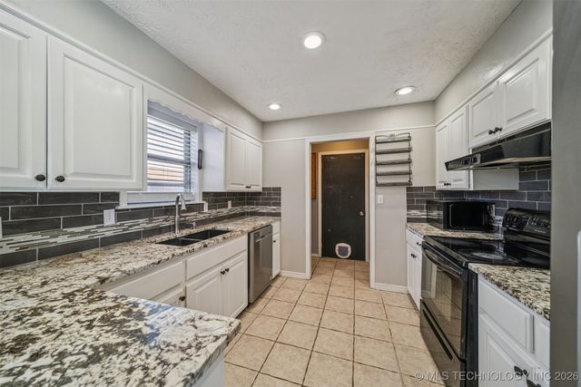 1120 Cottonwood Court, Pryor, OK 74361