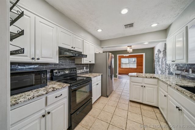 1120 Cottonwood Court, Pryor, OK 74361