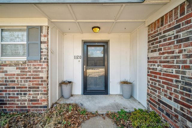 1120 Cottonwood Court, Pryor, OK 74361