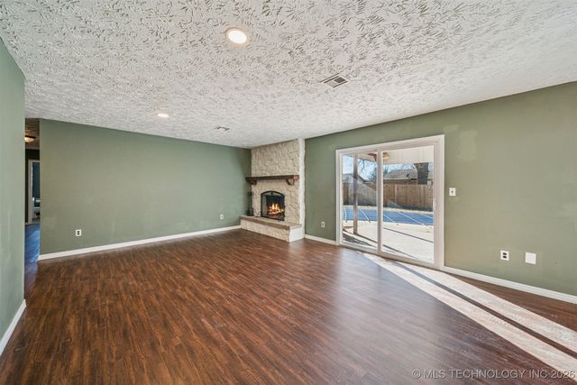 1120 Cottonwood Court, Pryor, OK 74361