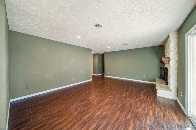 1120 Cottonwood Court, Pryor, OK 74361