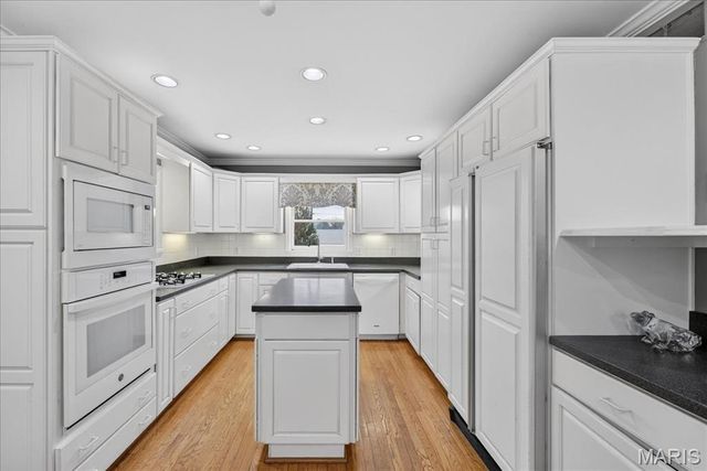 9553 Park Lane, Ladue, MO 63124