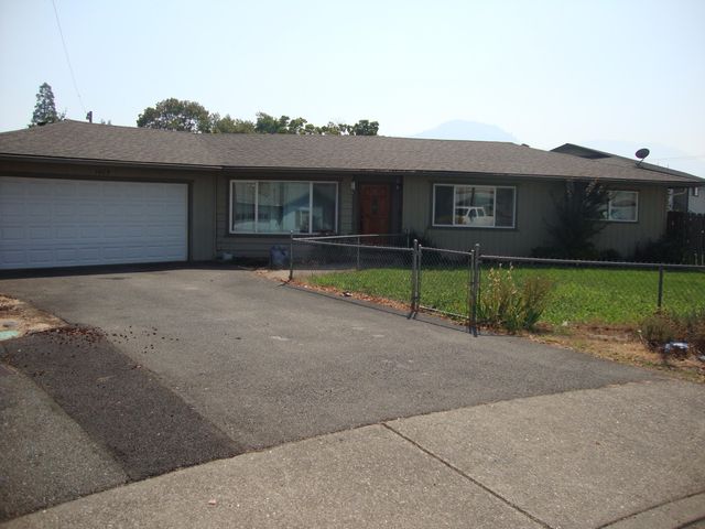 1405 NE Laura Court, Grants Pass, OR 97526