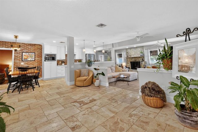 414 W 12TH AVENUE, Mount Dora, FL 32757