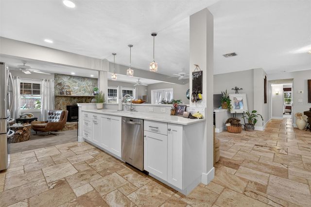 414 W 12TH AVENUE, Mount Dora, FL 32757