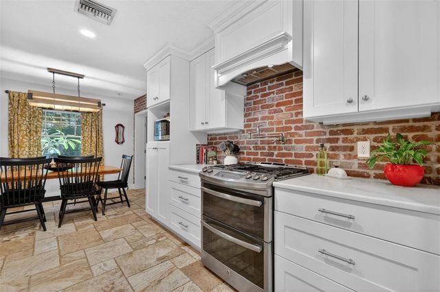 414 W 12TH AVENUE, Mount Dora, FL 32757