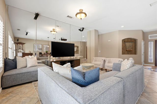 1945 W Picadilly Lane, Hanford, CA 93230