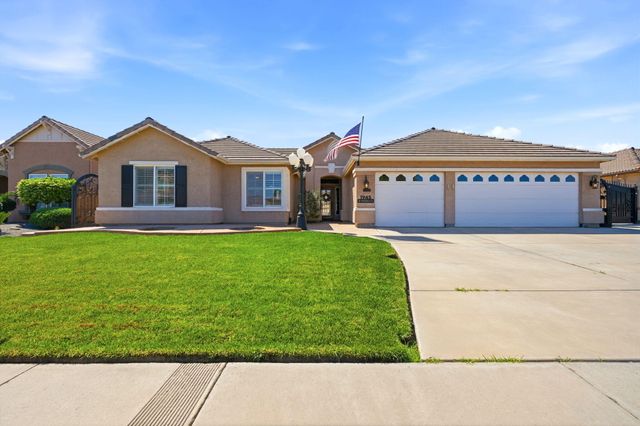 1945 W Picadilly Lane, Hanford, CA 93230