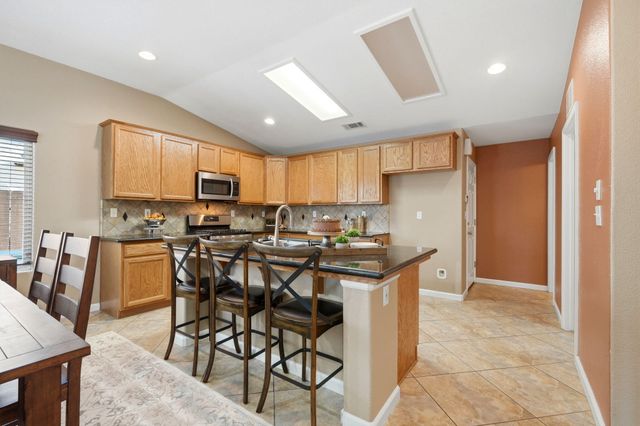 1945 W Picadilly Lane, Hanford, CA 93230