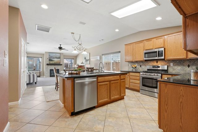 1945 W Picadilly Lane, Hanford, CA 93230