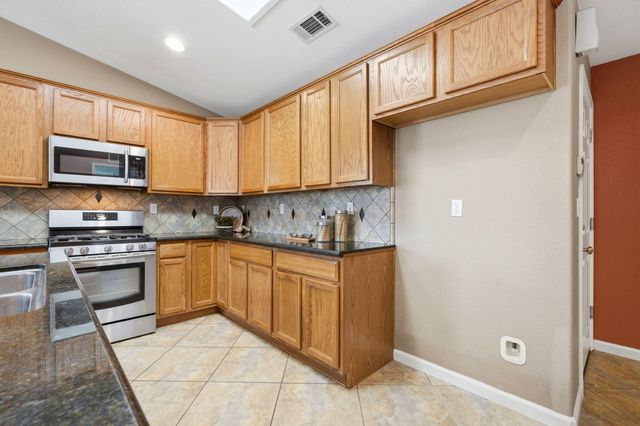 1945 W Picadilly Lane, Hanford, CA 93230