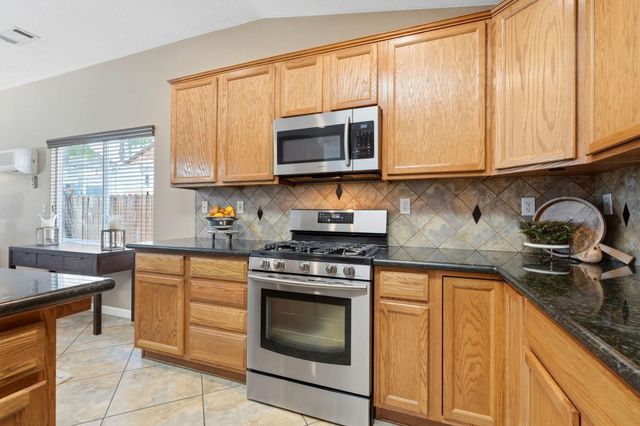 1945 W Picadilly Lane, Hanford, CA 93230