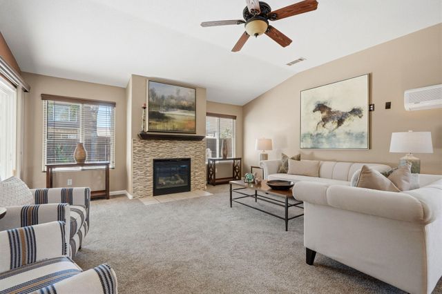 1945 W Picadilly Lane, Hanford, CA 93230