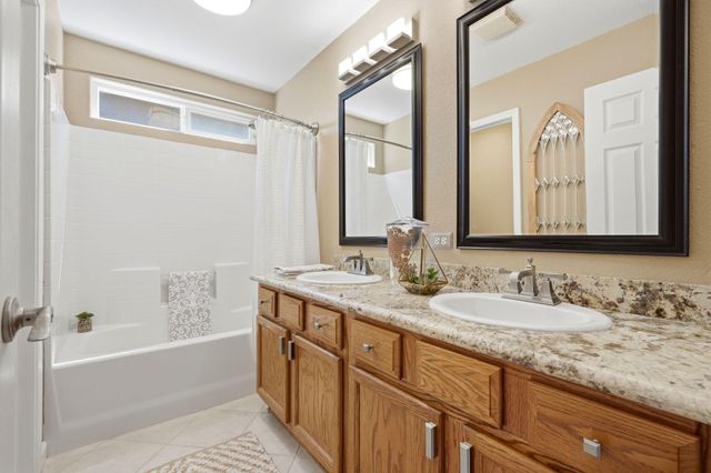 1945 W Picadilly Lane, Hanford, CA 93230