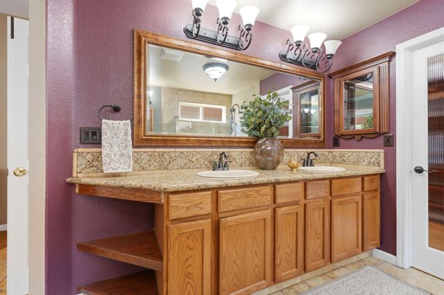 1945 W Picadilly Lane, Hanford, CA 93230