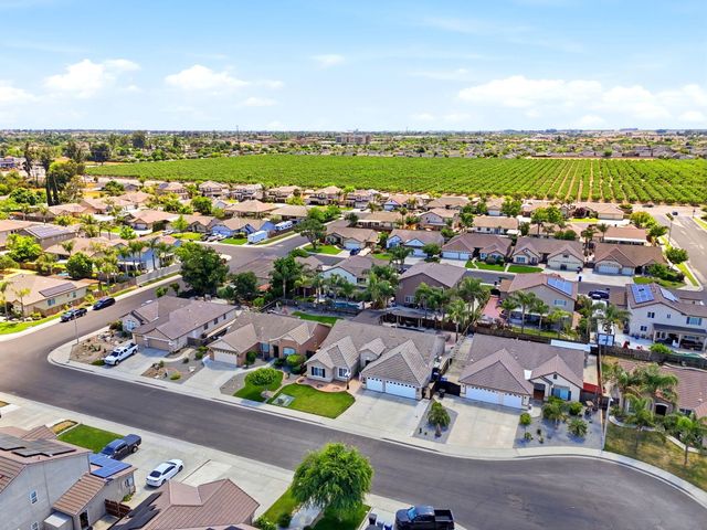 1945 W Picadilly Lane, Hanford, CA 93230