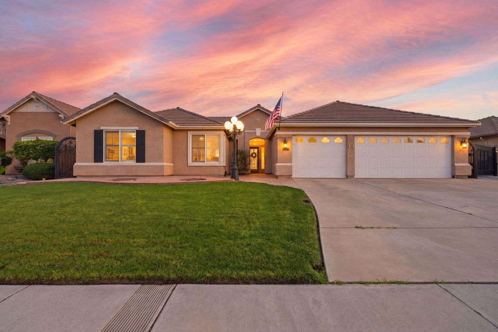 1945 W Picadilly Lane, Hanford, CA 93230
