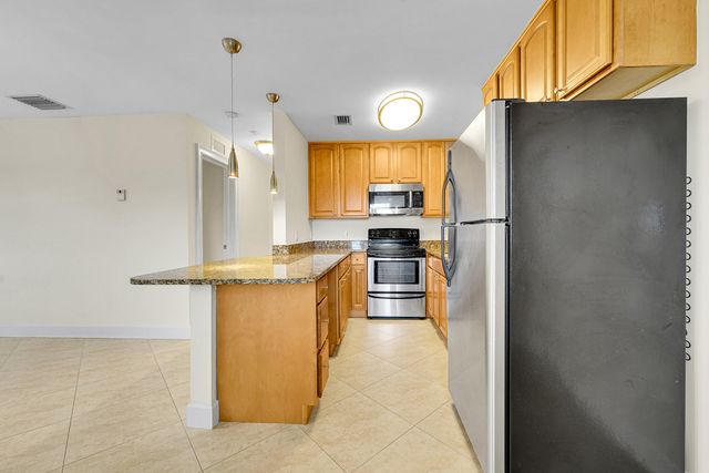 410 SW 15TH Street 202, Pompano Beach, FL 33060