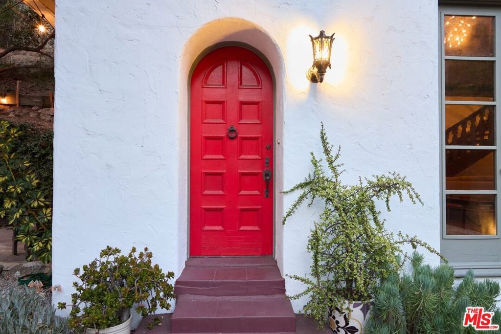 8012 Lark Lane, Los Angeles, CA 90046