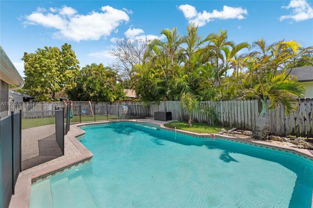 9014 SW 163rd Ter, Palmetto Bay, FL 33157