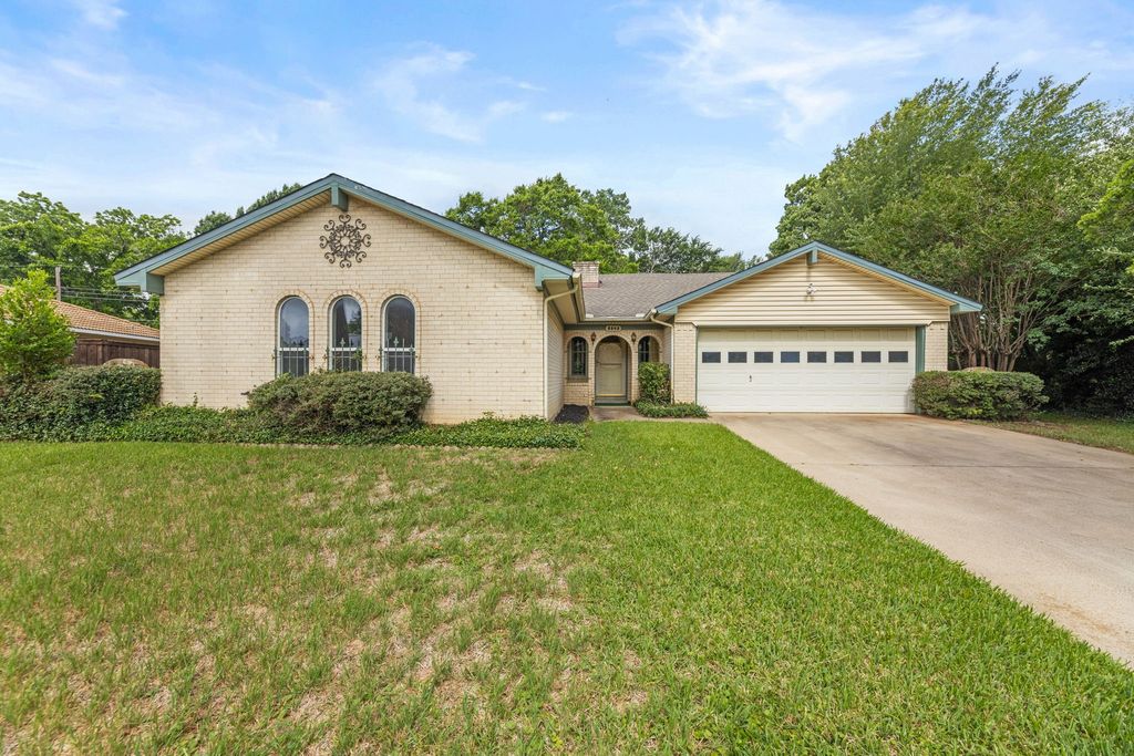 2502 Ashbury Drive, Arlington, TX 76015