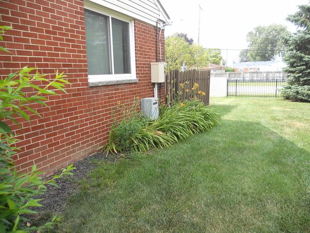 8249 Dartmouth Avenue, Warren, MI 48093
