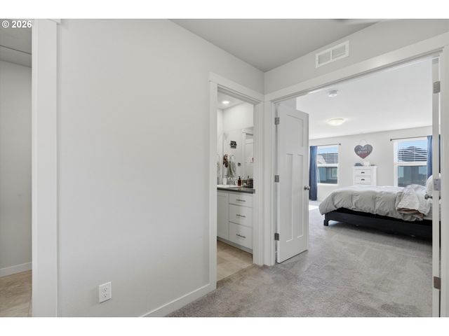 8815 Sw MOHEGAN Ln, Tualatin, OR 97062