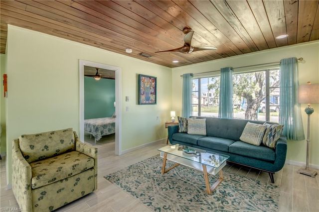2567 Cay CV, Matlacha, FL 33993