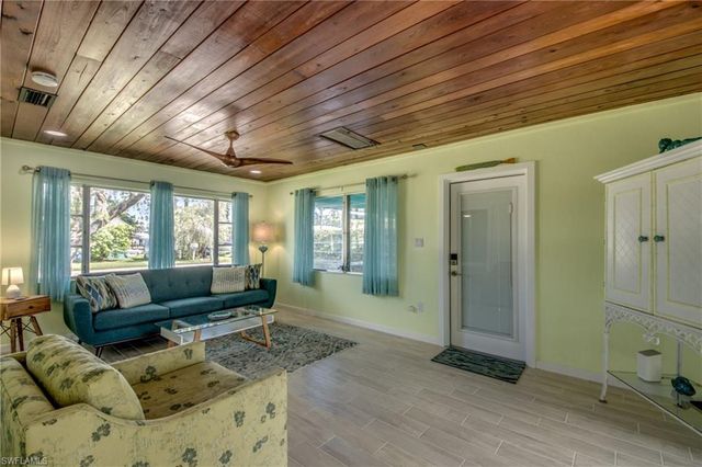 2567 Cay CV, Matlacha, FL 33993