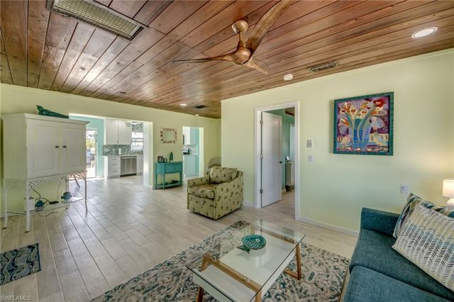 2567 Cay CV, Matlacha, FL 33993